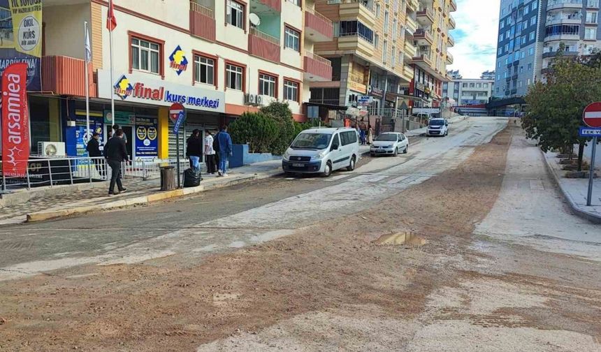 Mardin’da köstebek yuvasına dönen yollar vatandaşı çileden çıkardı