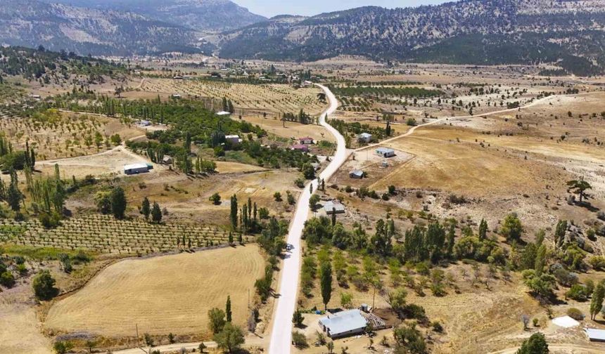 Mut’ta yol bakım çalışmaları sürüyor