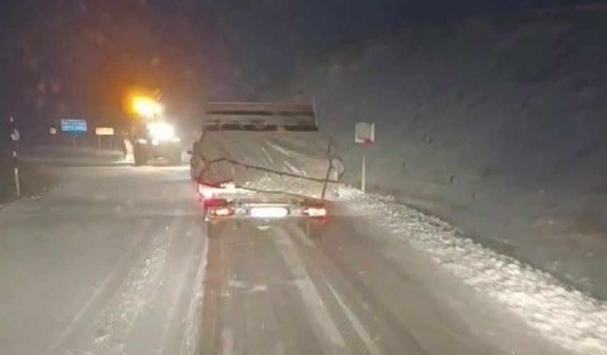 Palandöken geçidinde kar yağışı ulaşımı olumsuz etkiledi