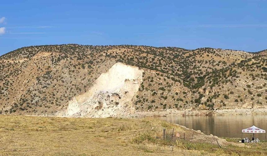 Siirt’te balık avlamaya giden grup canını zor kurtardı, araç akıntıya kapıldı