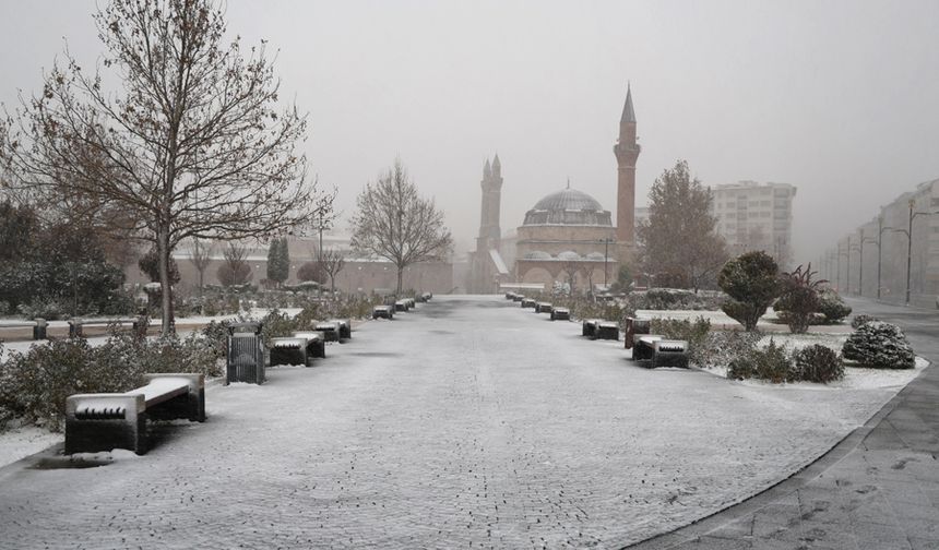 Sivas'ta özlenen kar kent merkezine düştü, sürücüler hazırlıksız yakalandı