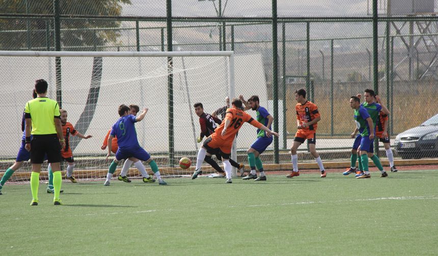 Sivas’ta kar yağışı amatör maçları erteledi