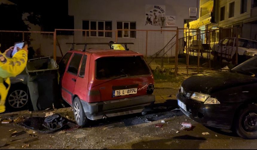 Aracıyla park halindeki 3 otomobile çarpan sürücü olay yerinden yaya olarak kaçtı