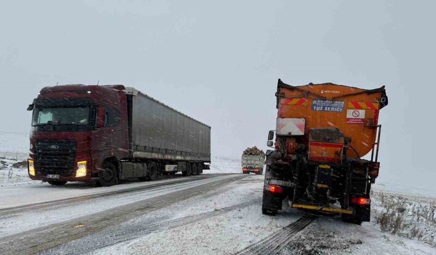 Ardahan’da çok sayıda araç buzlanma nedeniyle yolda kaldı