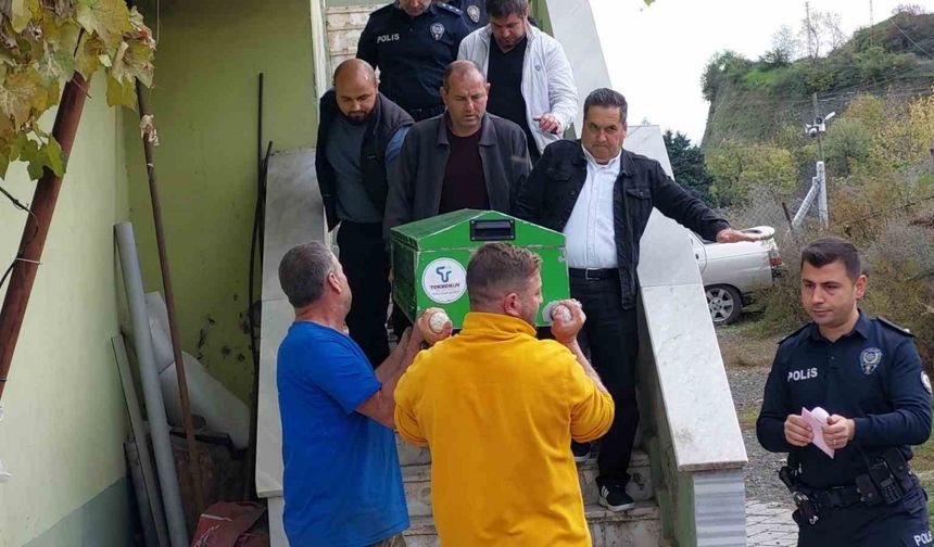 Bilekleri kesilmiş ve tüfekle vurulmuş halde ölü bulundu