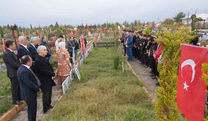 Depremde hayatını kaybeden öğretmenler için dua edildi