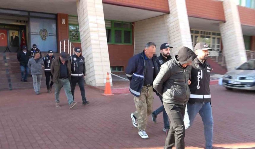 Isparta’da belediyeye ait yeleklerle kaçak kazı yapan şüpheliler tutuklandı