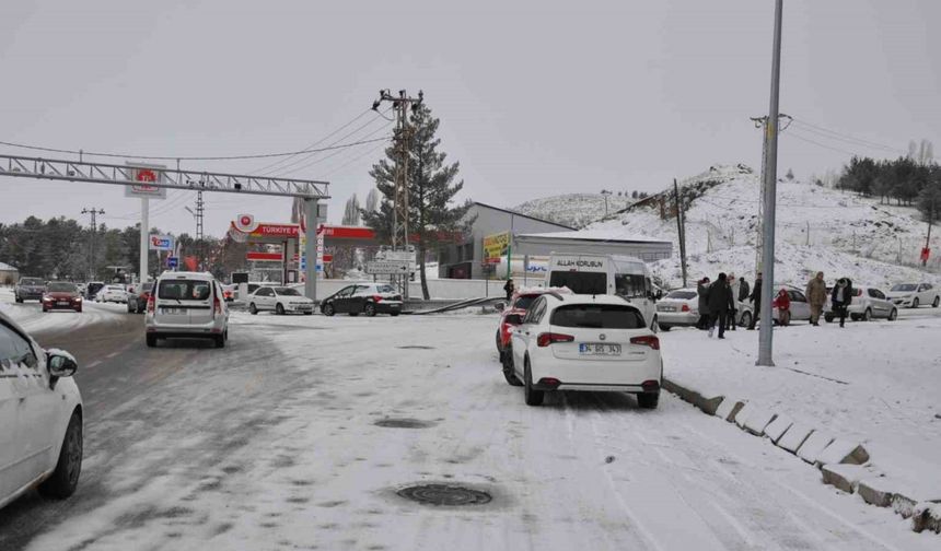 Kars’ta yollar buz pistine döndü