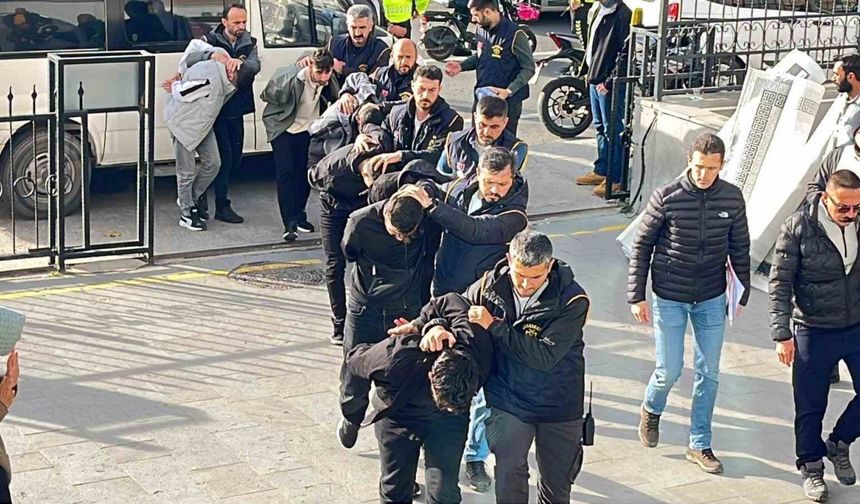 Polis kılığına giren çete 25 milyon TL dolandırıcılık yaptı, 8 kişi tutuklandı