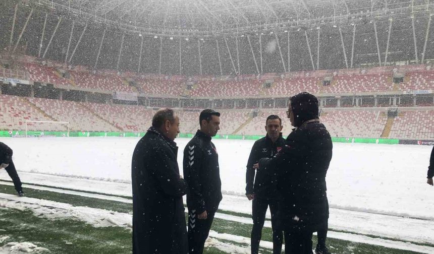 Sivasspor - Kasımpaşa maçının hakemi Burak Pakkan stadyum zeminini inceledi