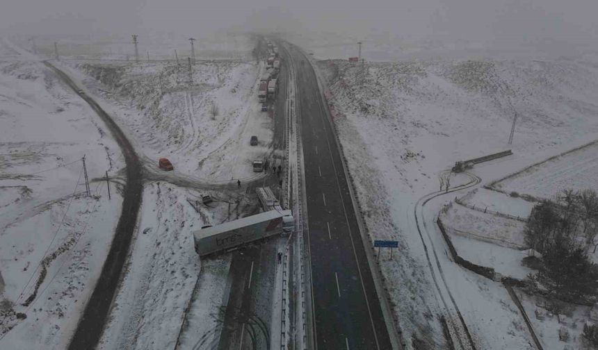 Sivas’ta yoğun kar yağışı zincirleme trafik kazasına yol açtı