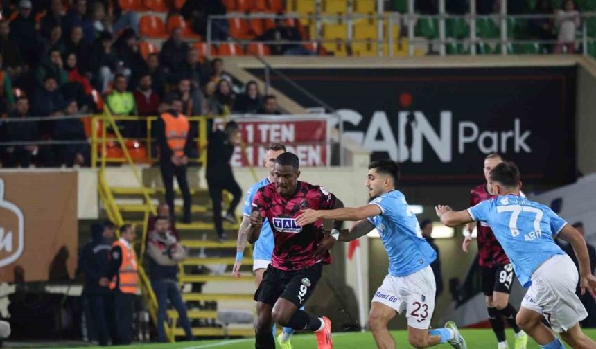 Trendyol Süper Lig: Alanyaspor: 1 - Trabzonspor: 1 (İlk yarı)