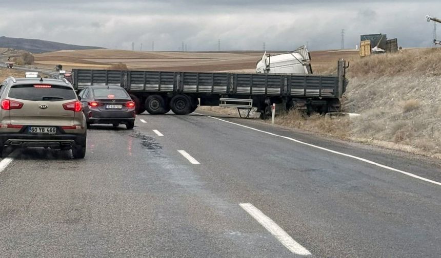 Yoldan çıkan tır trafiği kapadı