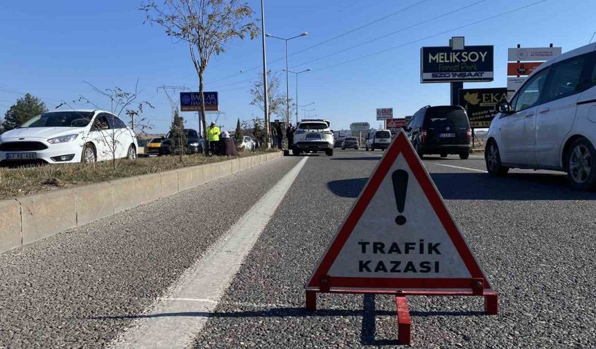 Diyarbakır’da 4 otomobilin karıştığı kazada 5 kişi yaralandı