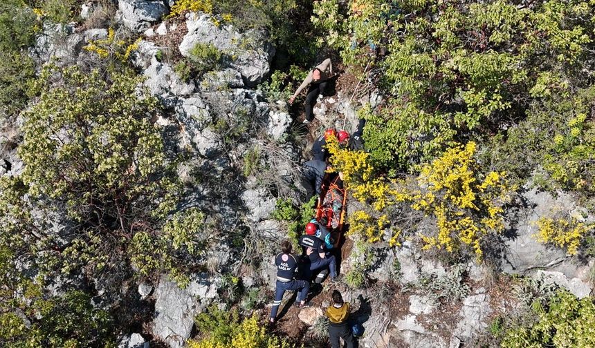 Alçak uçuş yaparken paraşütü makilere takıldı, düştüğü yerde mahsur kaldı