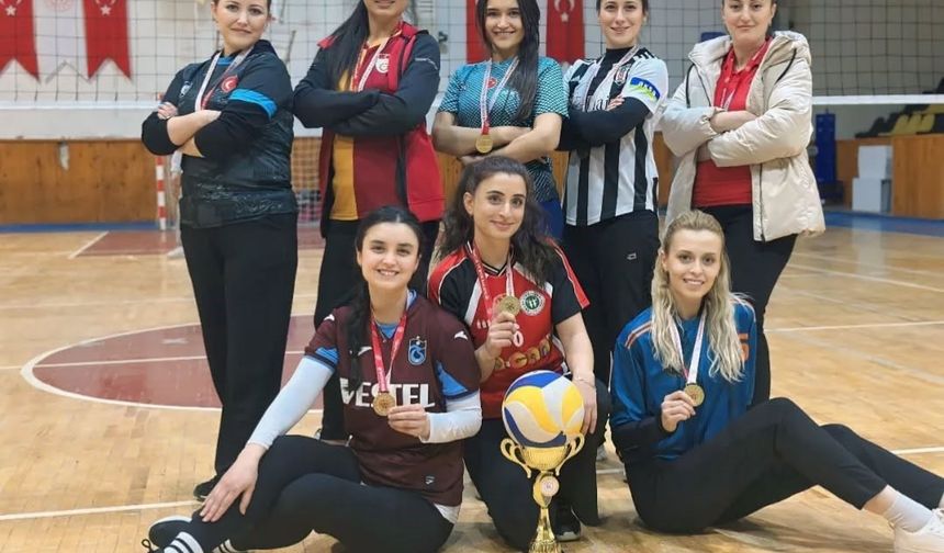Bayburt’un kadın polisleri voleybol turnuvasında birinci oldu