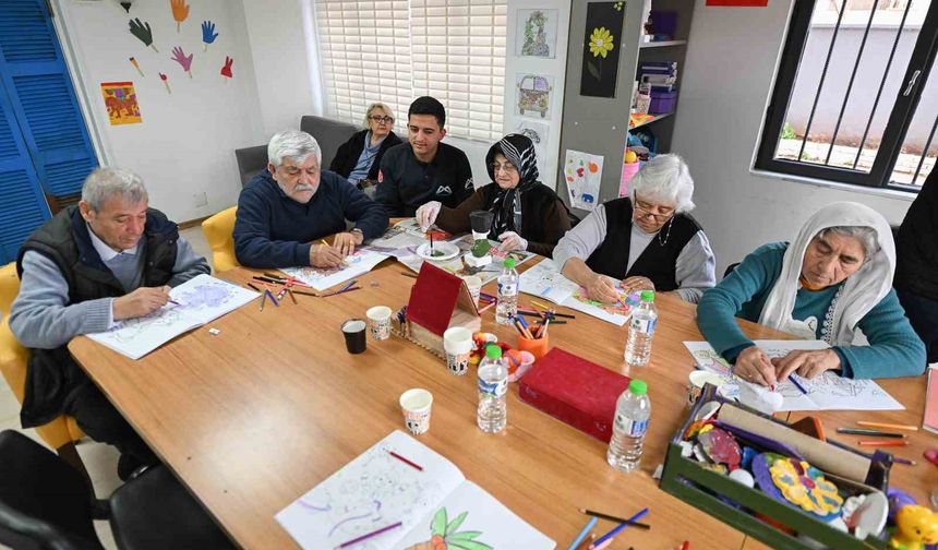 Hastalar ’Gülümse Alzheimer Yaşam Merkezi’nde hayata sıkı sıkı tutunuyor