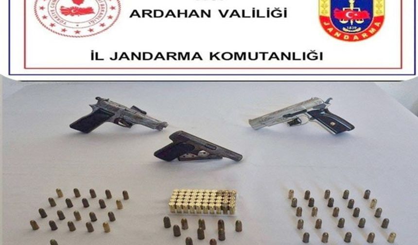 Ardahan’da 3 ruhsatsız tabanca ve 109 fişek ele geçirildi