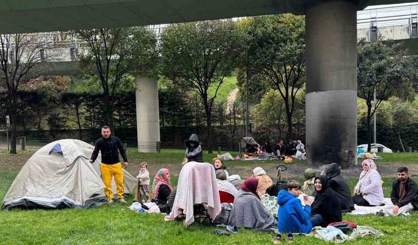 Depremin ardından vatandaşlar park ve bahçeleri doldurdu