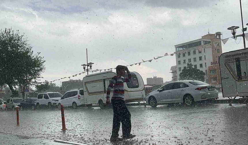 Diyarbakır’da sağanak ve dolu etkili oldu