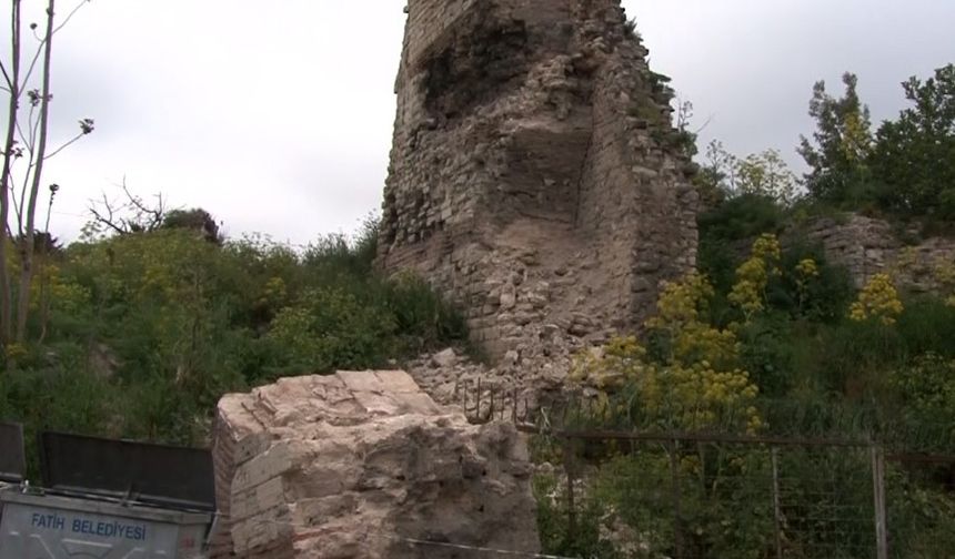 Fatih’te deprem esnasında sur duvarından dev parça düştü: Faciadan dönüldü