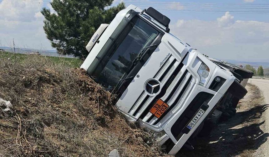 Kırıkkale’de akaryakıt yüklü tanker şarampole devrildi