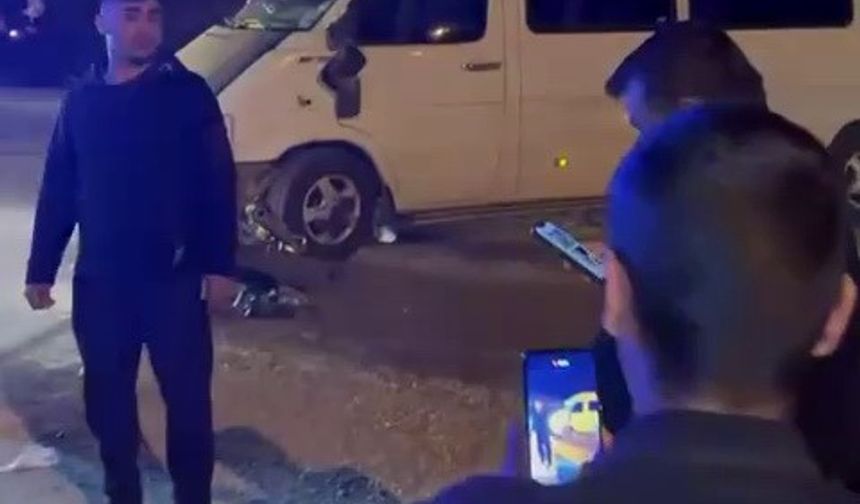 Minibüs ile motosiklet çarpıştı: 1 yaralı