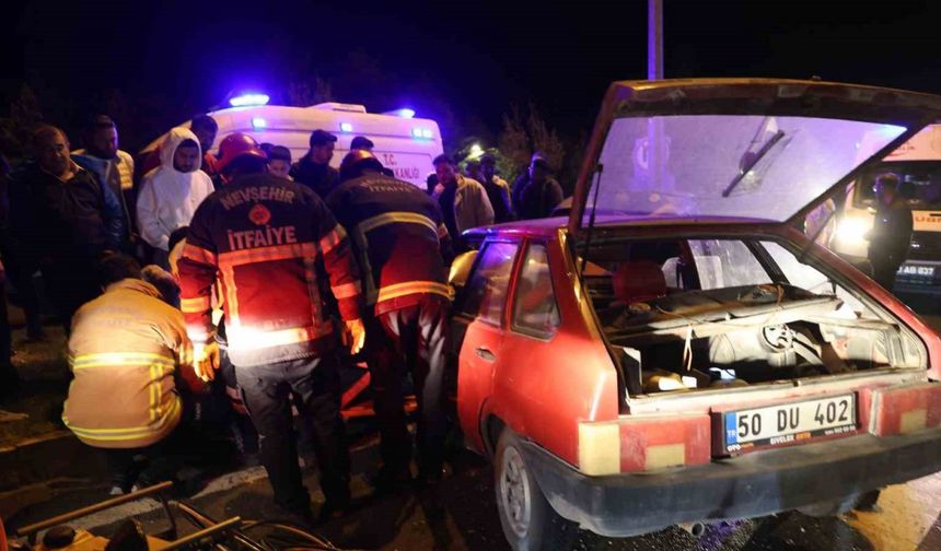 Otomobil kırmızı ışıkta bekleyen araca çarptı: 2 yaralı