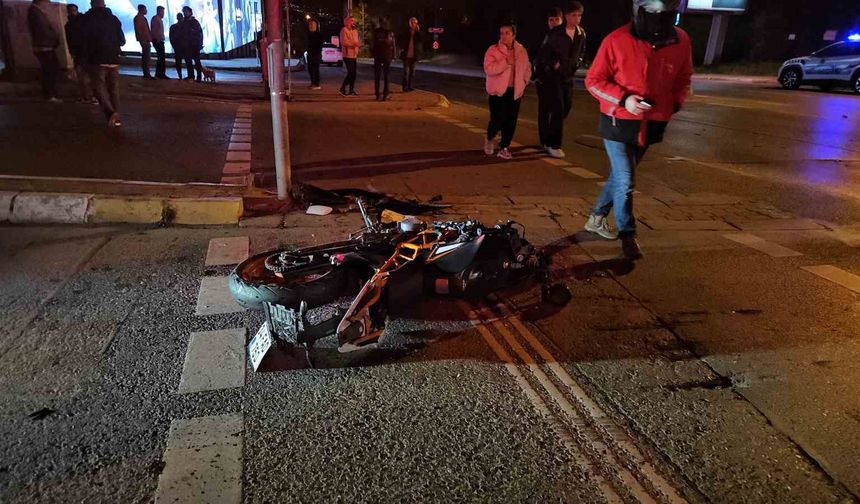 Sarıyer’de kontrolden çıkan motosiklet otomobile çarptı: 2 ağır yaralı