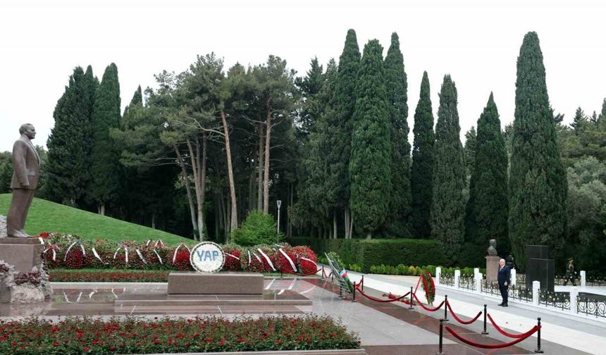 Bakan Güler, Bakü’de Haydar Aliyev’in mezarı ve Türk Şehitliği’ni ziyaret etti
