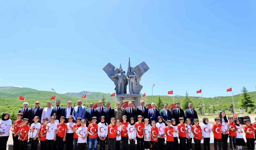 Bingöl’de PKK’lı teröristler tarafından şehit edilen 33 er anıldı