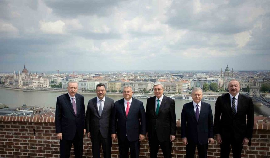 Cumhurbaşkanı Erdoğan, TDT liderleriyle Budapeşte manzarasında hatıra fotoğrafı çektirdi