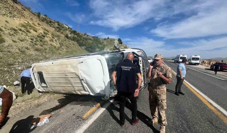 Elazığ’da köy minibüsü takla attı: 3’ü ağır 7 yaralı