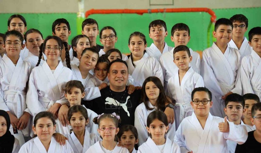 Milli antrenör polisten örnek davranış: 90 çocuğa gönüllü kurs veriyor