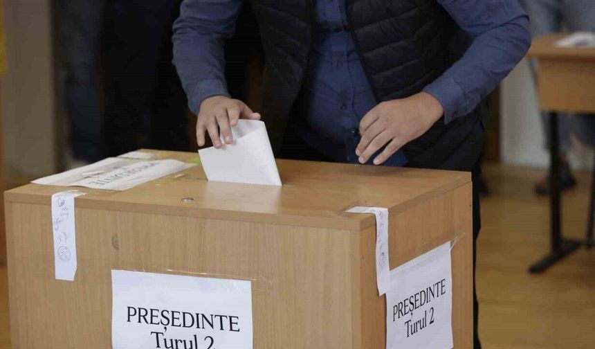 Romanya’da halk cumhurbaşkanlığı seçimi ikinci tur oylaması için sandık başında