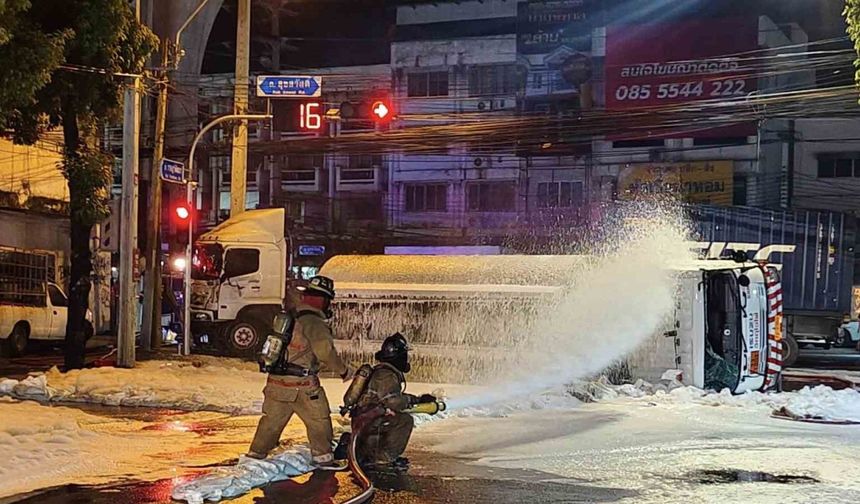 Tayland’da tanker kazası: 600 litre benzin yola döküldü