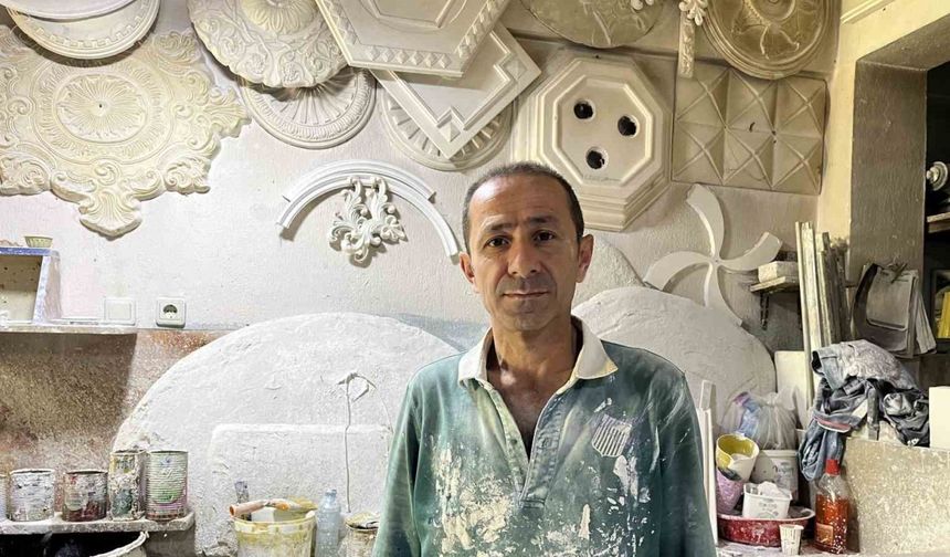 37 yıldır alçıyı sanat eserine dönüştürüyor