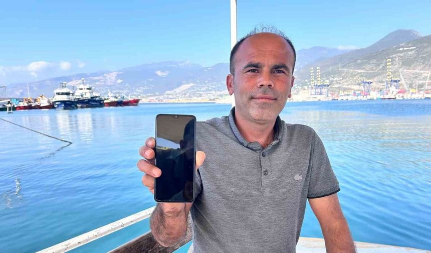 Heyecanla yakaladığı 2 buçuk metrelik devasa köpek balığını denize bıraktı
