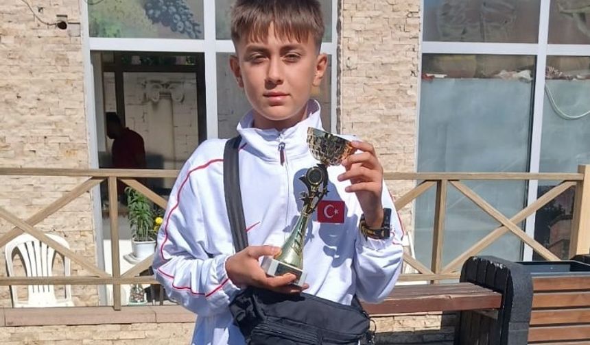 İlk kez giydiği milli formayla 5. oldu okulu tarafından ödüllendirildi