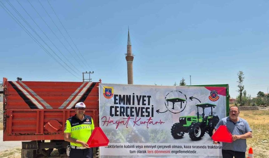 Jandarma traktör sürücülerine eğitim verip, reflektör dağıttı