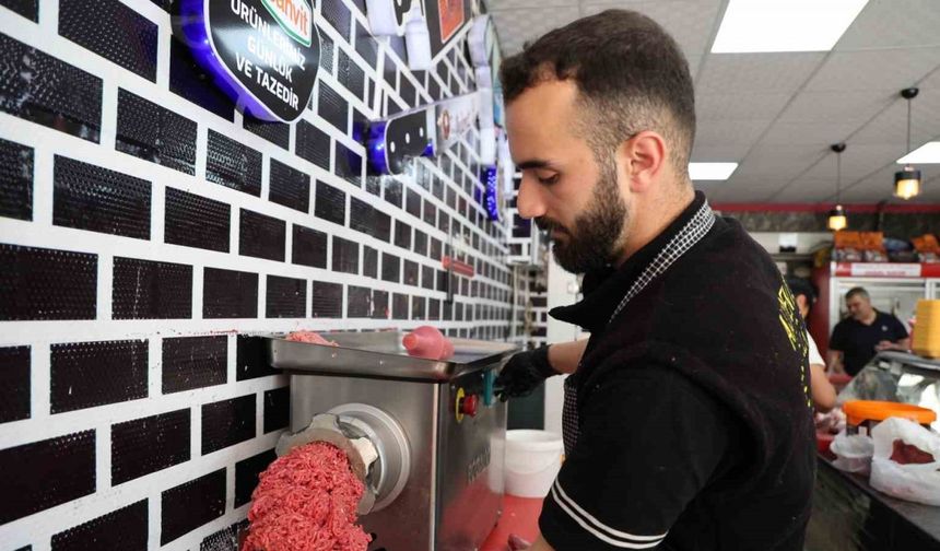 Kasapların kıyma mesaisi sürüyor