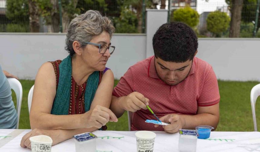 Mersin’de özel çocuklar ve anneleri seramik kursunda buluşuyor