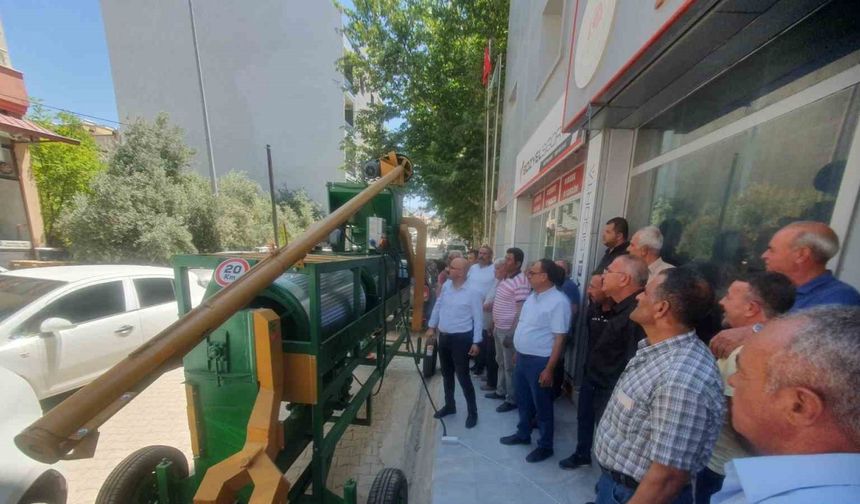 Mut’ta üreticiye tohum eleme makinesi