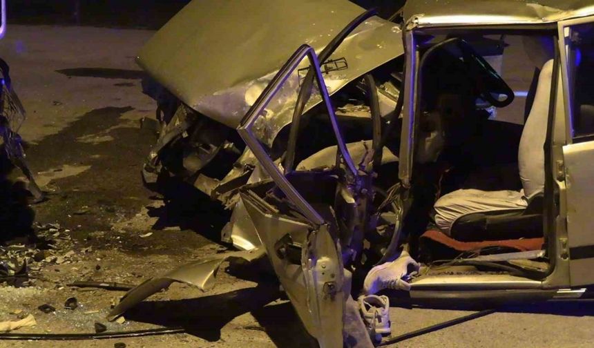 Park halindeki tıra çarpan otomobil hurdaya döndü: 1 yaralı