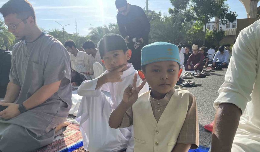 Tayland’da Müslümanlar bayram namazında saf tuttu