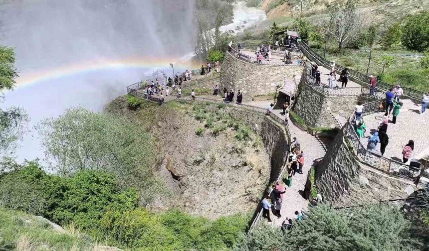 Tortum Şelalesi coştu, ziyaretçi akınına uğradı