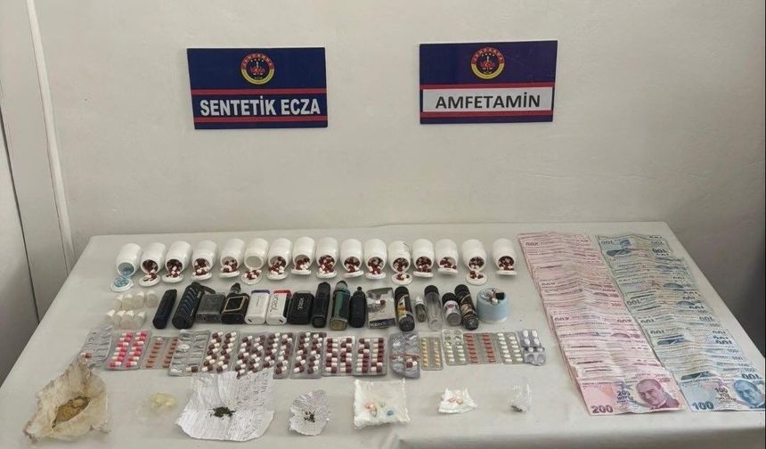 Uyuşturucu operasyonunda yüklü miktarda hap ve nakit para ele geçirildi
