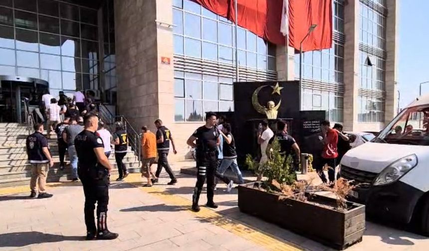 Mersin’deki fuhuş operasyonunda gözaltına alınan şüphelilerden 19’u tutuklandı