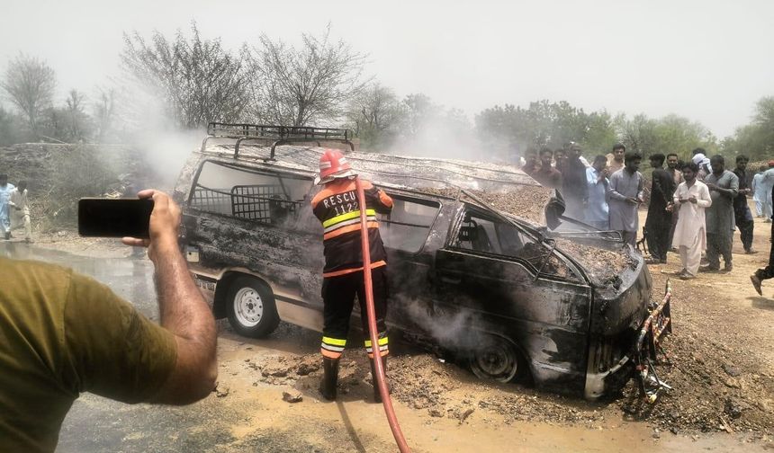 Pakistan’da öğrenci servisi alev aldı: 1 ölü, 10 yaralı