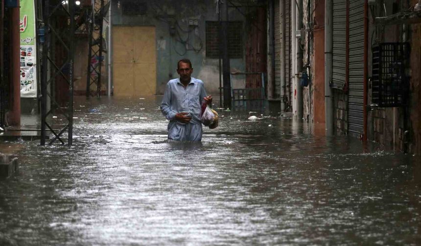 Pakistan’daki sellerde son 24 saatte 63 kişi hayatını kaybetti